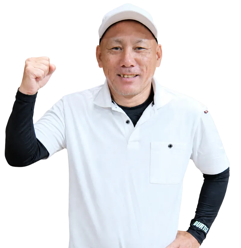 ガッツポーズする大工